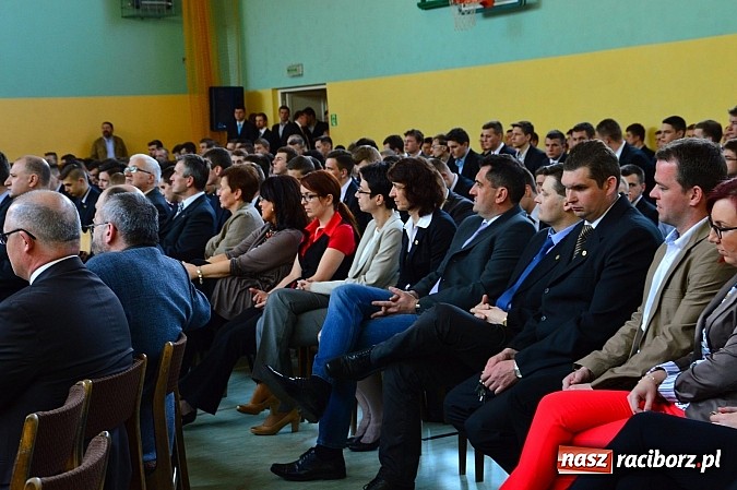 Zdjęcie w galerii na portalu naszraciborz.pl: Absolwenci Mechanika odebrali świadectwa ukończenia szkoły wiadomości z regionu