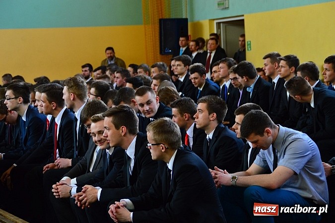 Zdjęcie w galerii na portalu naszraciborz.pl: Absolwenci Mechanika odebrali świadectwa ukończenia szkoły wiadomości z regionu