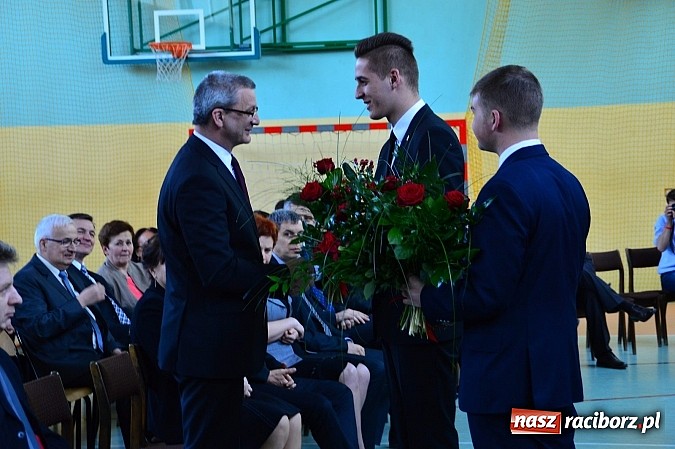 Zdjęcie w galerii na portalu naszraciborz.pl: Absolwenci Mechanika odebrali świadectwa ukończenia szkoły wiadomości z regionu