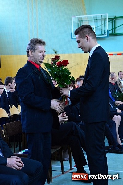 Zdjęcie w galerii na portalu naszraciborz.pl: Absolwenci Mechanika odebrali świadectwa ukończenia szkoły wiadomości z regionu