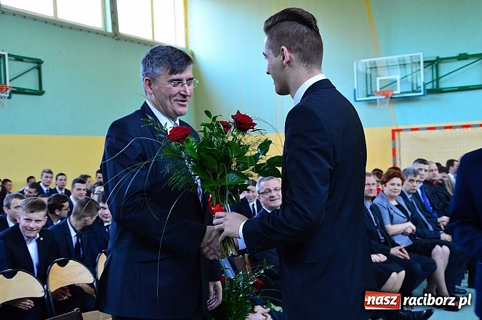 Zdjęcie w galerii na portalu naszraciborz.pl: Absolwenci Mechanika odebrali świadectwa ukończenia szkoły wiadomości z regionu