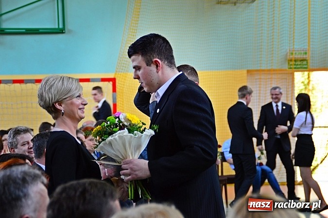 Zdjęcie w galerii na portalu naszraciborz.pl: Absolwenci Mechanika odebrali świadectwa ukończenia szkoły wiadomości z regionu