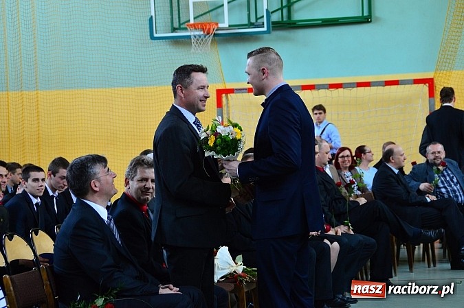 Zdjęcie w galerii na portalu naszraciborz.pl: Absolwenci Mechanika odebrali świadectwa ukończenia szkoły wiadomości z regionu
