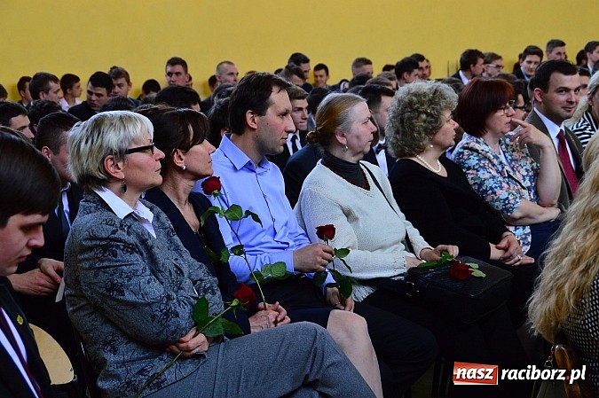 Zdjęcie w galerii na portalu naszraciborz.pl: Absolwenci Mechanika odebrali świadectwa ukończenia szkoły wiadomości z regionu