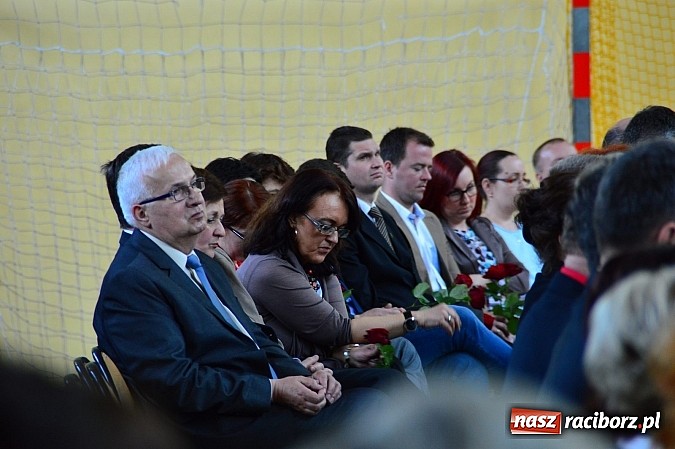 Zdjęcie w galerii na portalu naszraciborz.pl: Absolwenci Mechanika odebrali świadectwa ukończenia szkoły wiadomości z regionu