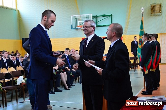 Zdjęcie w galerii na portalu naszraciborz.pl: Absolwenci Mechanika odebrali świadectwa ukończenia szkoły wiadomości z regionu