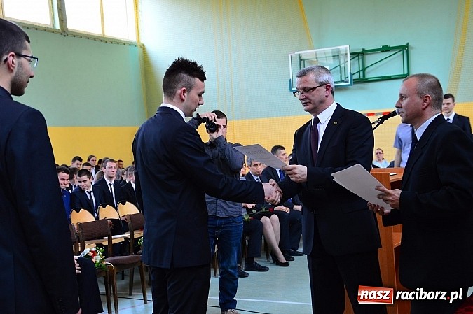 Zdjęcie w galerii na portalu naszraciborz.pl: Absolwenci Mechanika odebrali świadectwa ukończenia szkoły wiadomości z regionu