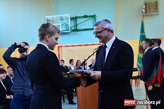 Zdjęcie w galerii na portalu naszraciborz.pl: Absolwenci Mechanika odebrali świadectwa ukończenia szkoły wiadomości z regionu