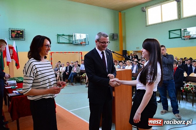 Zdjęcie w galerii na portalu naszraciborz.pl: Absolwenci Mechanika odebrali świadectwa ukończenia szkoły wiadomości z regionu