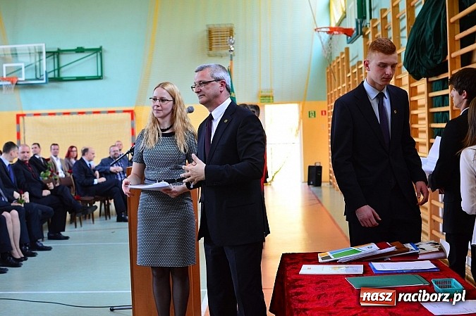 Zdjęcie w galerii na portalu naszraciborz.pl: Absolwenci Mechanika odebrali świadectwa ukończenia szkoły wiadomości z regionu