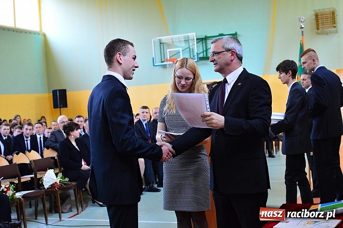 Zdjęcie w galerii na portalu naszraciborz.pl: Absolwenci Mechanika odebrali świadectwa ukończenia szkoły wiadomości z regionu