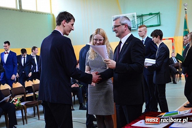 Zdjęcie w galerii na portalu naszraciborz.pl: Absolwenci Mechanika odebrali świadectwa ukończenia szkoły wiadomości z regionu