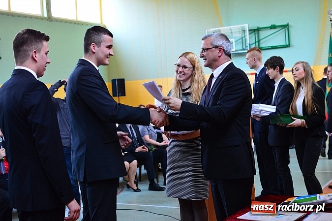 Zdjęcie w galerii na portalu naszraciborz.pl: Absolwenci Mechanika odebrali świadectwa ukończenia szkoły wiadomości z regionu