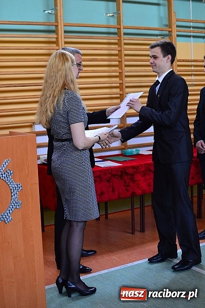 Zdjęcie w galerii na portalu naszraciborz.pl: Absolwenci Mechanika odebrali świadectwa ukończenia szkoły wiadomości z regionu