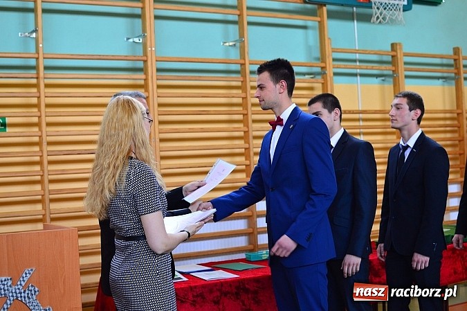 Zdjęcie w galerii na portalu naszraciborz.pl: Absolwenci Mechanika odebrali świadectwa ukończenia szkoły wiadomości z regionu