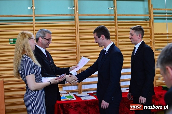 Zdjęcie w galerii na portalu naszraciborz.pl: Absolwenci Mechanika odebrali świadectwa ukończenia szkoły wiadomości z regionu