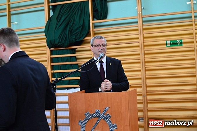 Zdjęcie w galerii na portalu naszraciborz.pl: Absolwenci Mechanika odebrali świadectwa ukończenia szkoły wiadomości z regionu