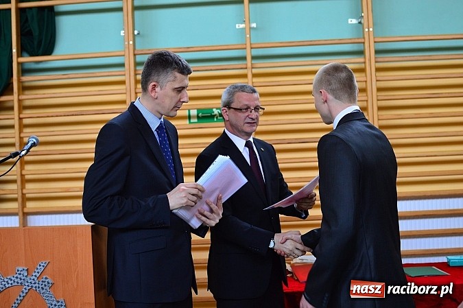 Zdjęcie w galerii na portalu naszraciborz.pl: Absolwenci Mechanika odebrali świadectwa ukończenia szkoły wiadomości z regionu