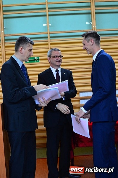 Zdjęcie w galerii na portalu naszraciborz.pl: Absolwenci Mechanika odebrali świadectwa ukończenia szkoły wiadomości z regionu