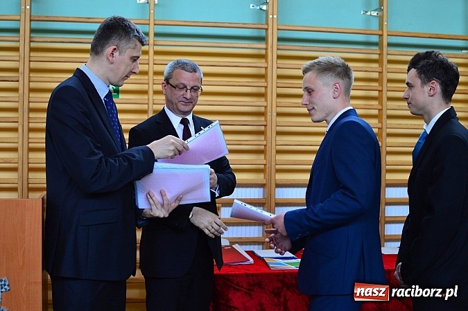 Zdjęcie w galerii na portalu naszraciborz.pl: Absolwenci Mechanika odebrali świadectwa ukończenia szkoły wiadomości z regionu