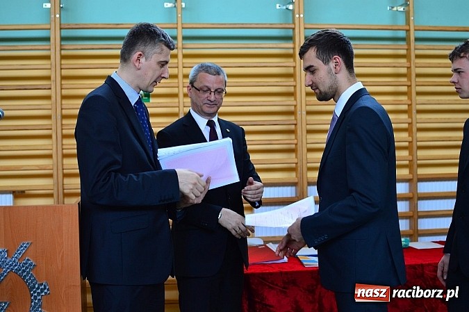Zdjęcie w galerii na portalu naszraciborz.pl: Absolwenci Mechanika odebrali świadectwa ukończenia szkoły wiadomości z regionu