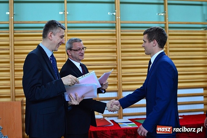 Zdjęcie w galerii na portalu naszraciborz.pl: Absolwenci Mechanika odebrali świadectwa ukończenia szkoły wiadomości z regionu