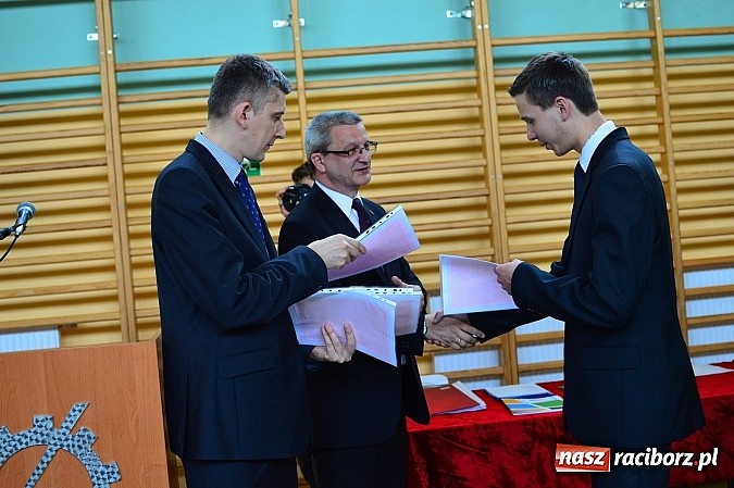 Zdjęcie w galerii na portalu naszraciborz.pl: Absolwenci Mechanika odebrali świadectwa ukończenia szkoły wiadomości z regionu