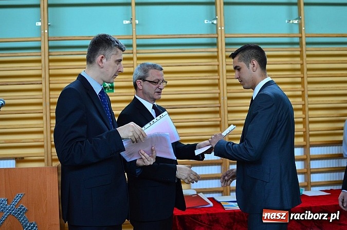 Zdjęcie w galerii na portalu naszraciborz.pl: Absolwenci Mechanika odebrali świadectwa ukończenia szkoły wiadomości z regionu