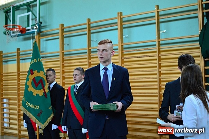 Zdjęcie w galerii na portalu naszraciborz.pl: Absolwenci Mechanika odebrali świadectwa ukończenia szkoły wiadomości z regionu