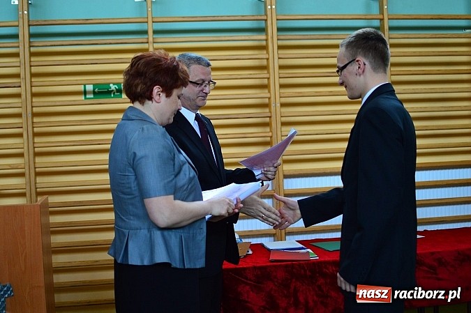 Zdjęcie w galerii na portalu naszraciborz.pl: Absolwenci Mechanika odebrali świadectwa ukończenia szkoły wiadomości z regionu