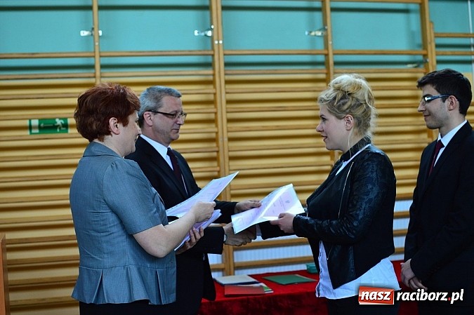 Zdjęcie w galerii na portalu naszraciborz.pl: Absolwenci Mechanika odebrali świadectwa ukończenia szkoły wiadomości z regionu