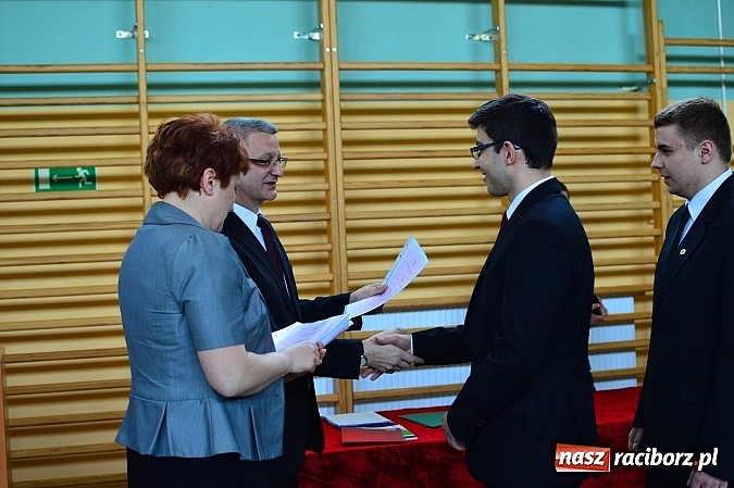 Zdjęcie w galerii na portalu naszraciborz.pl: Absolwenci Mechanika odebrali świadectwa ukończenia szkoły wiadomości z regionu