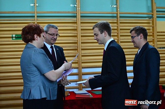 Zdjęcie w galerii na portalu naszraciborz.pl: Absolwenci Mechanika odebrali świadectwa ukończenia szkoły wiadomości z regionu