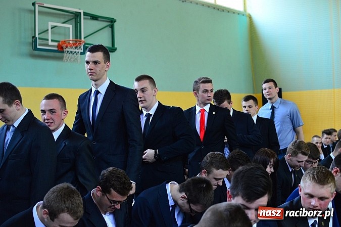 Zdjęcie w galerii na portalu naszraciborz.pl: Absolwenci Mechanika odebrali świadectwa ukończenia szkoły wiadomości z regionu