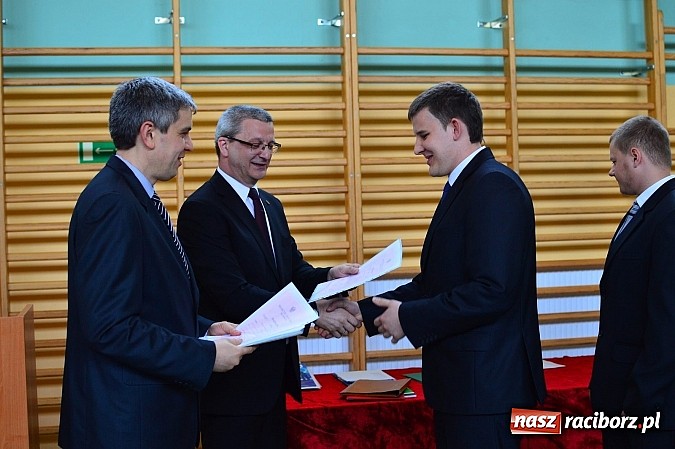 Zdjęcie w galerii na portalu naszraciborz.pl: Absolwenci Mechanika odebrali świadectwa ukończenia szkoły wiadomości z regionu