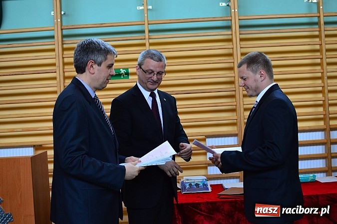 Zdjęcie w galerii na portalu naszraciborz.pl: Absolwenci Mechanika odebrali świadectwa ukończenia szkoły wiadomości z regionu