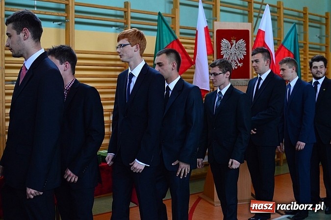 Zdjęcie w galerii na portalu naszraciborz.pl: Absolwenci Mechanika odebrali świadectwa ukończenia szkoły wiadomości z regionu