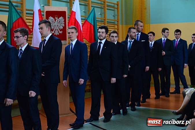 Zdjęcie w galerii na portalu naszraciborz.pl: Absolwenci Mechanika odebrali świadectwa ukończenia szkoły wiadomości z regionu