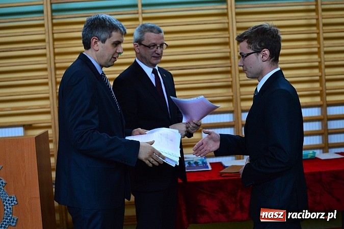 Zdjęcie w galerii na portalu naszraciborz.pl: Absolwenci Mechanika odebrali świadectwa ukończenia szkoły wiadomości z regionu