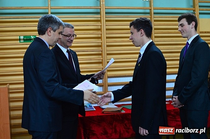 Zdjęcie w galerii na portalu naszraciborz.pl: Absolwenci Mechanika odebrali świadectwa ukończenia szkoły wiadomości z regionu