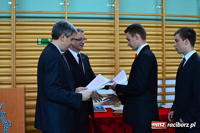 Zdjęcie w galerii na portalu naszraciborz.pl: Absolwenci Mechanika odebrali świadectwa ukończenia szkoły wiadomości z regionu