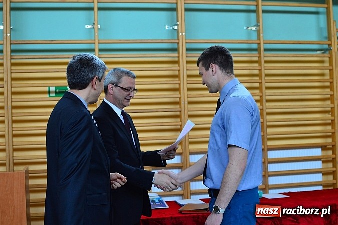 Zdjęcie w galerii na portalu naszraciborz.pl: Absolwenci Mechanika odebrali świadectwa ukończenia szkoły wiadomości z regionu