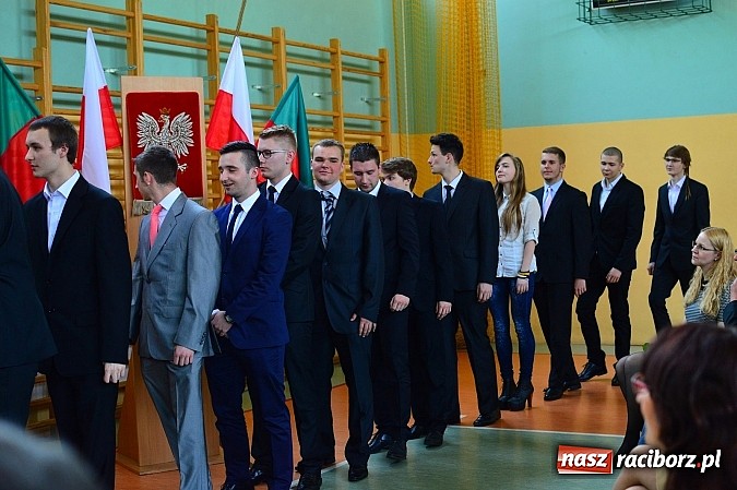 Zdjęcie w galerii na portalu naszraciborz.pl: Absolwenci Mechanika odebrali świadectwa ukończenia szkoły wiadomości z regionu