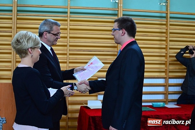 Zdjęcie w galerii na portalu naszraciborz.pl: Absolwenci Mechanika odebrali świadectwa ukończenia szkoły wiadomości z regionu
