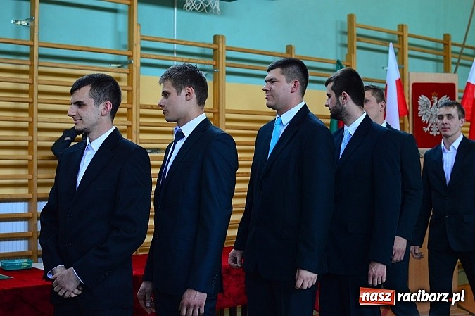 Zdjęcie w galerii na portalu naszraciborz.pl: Absolwenci Mechanika odebrali świadectwa ukończenia szkoły wiadomości z regionu