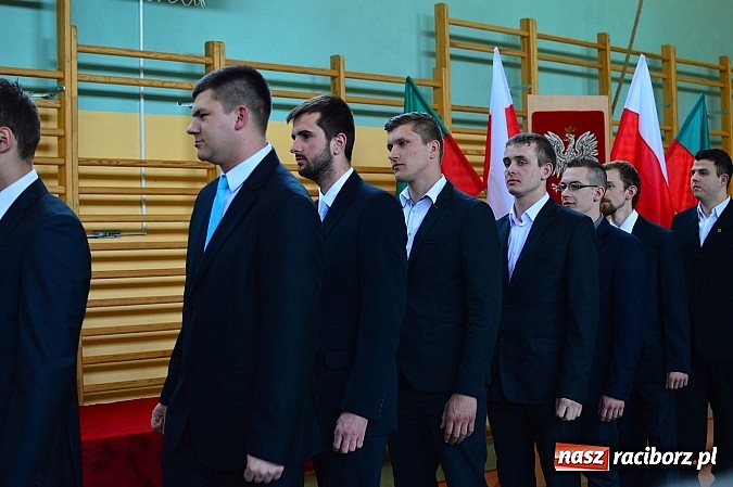 Zdjęcie w galerii na portalu naszraciborz.pl: Absolwenci Mechanika odebrali świadectwa ukończenia szkoły wiadomości z regionu