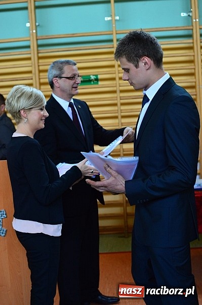 Zdjęcie w galerii na portalu naszraciborz.pl: Absolwenci Mechanika odebrali świadectwa ukończenia szkoły wiadomości z regionu