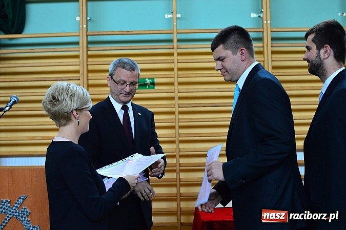 Zdjęcie w galerii na portalu naszraciborz.pl: Absolwenci Mechanika odebrali świadectwa ukończenia szkoły wiadomości z regionu