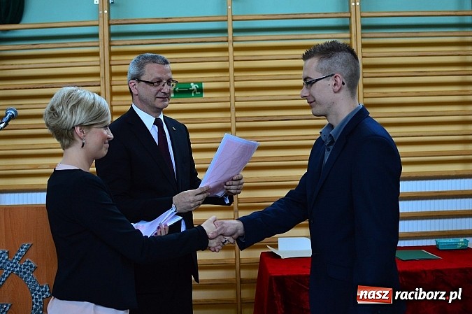 Zdjęcie w galerii na portalu naszraciborz.pl: Absolwenci Mechanika odebrali świadectwa ukończenia szkoły wiadomości z regionu