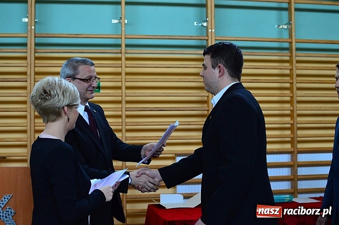 Zdjęcie w galerii na portalu naszraciborz.pl: Absolwenci Mechanika odebrali świadectwa ukończenia szkoły wiadomości z regionu